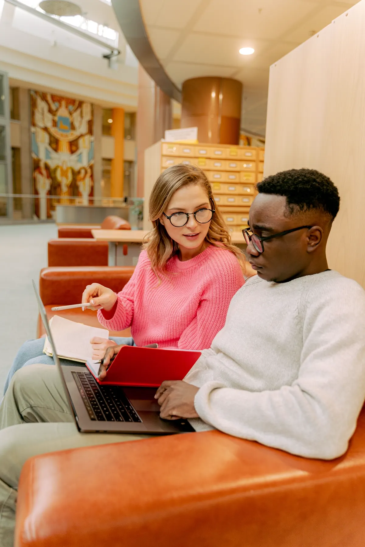 Zwei Personen arbeiten gemeinsam am Laptop